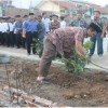 Ketua Yayasan Pondok Pesantren Binaul Ummah, Rohidin M MPd saat menanam pohon diikuti siswa siswi barunya seusai MOS.